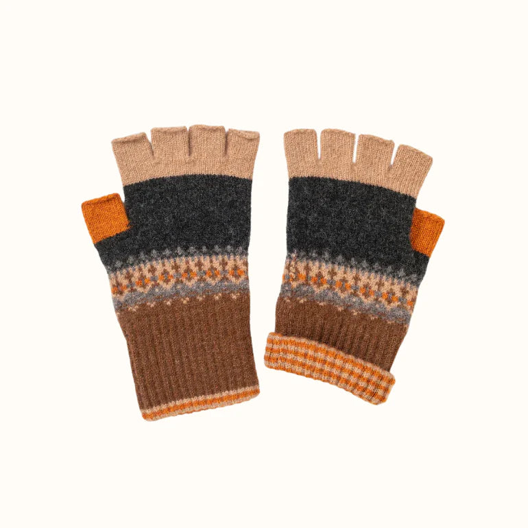 Alloa Fingerless Gloves in Winter