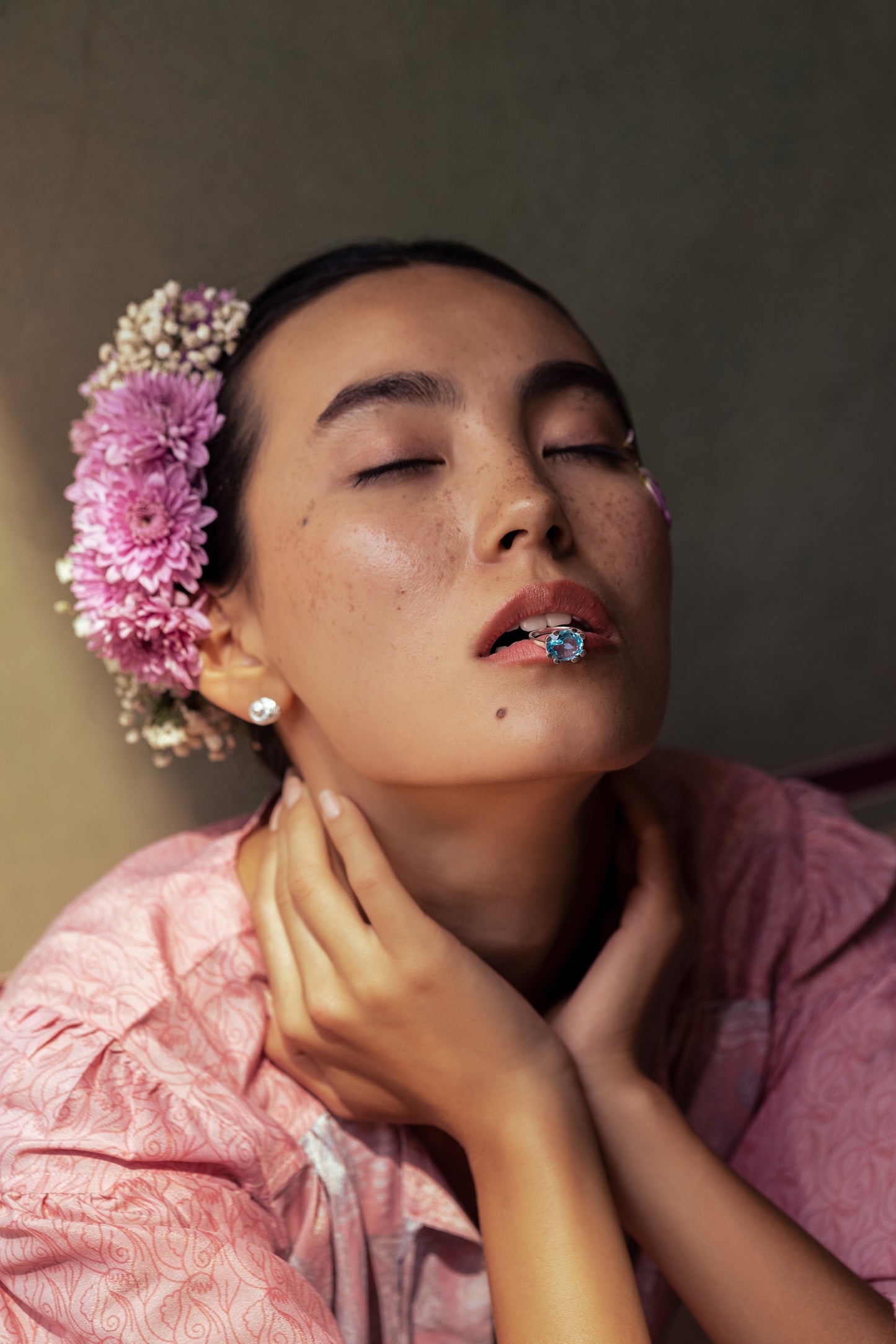 Noa Claw Ring - Sterling Silver Blue Topaz