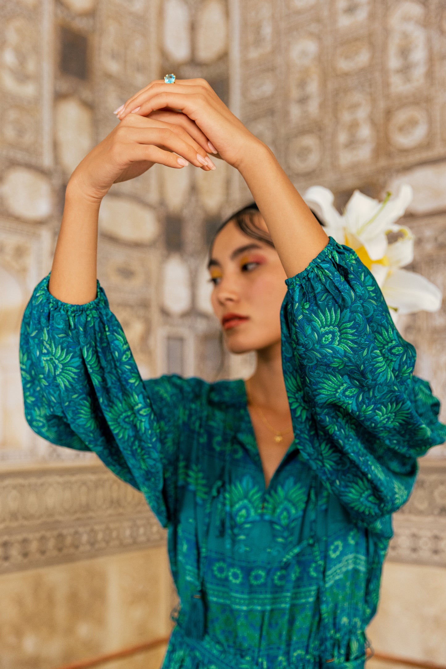 Noa Claw Ring -Gold Blue Topaz