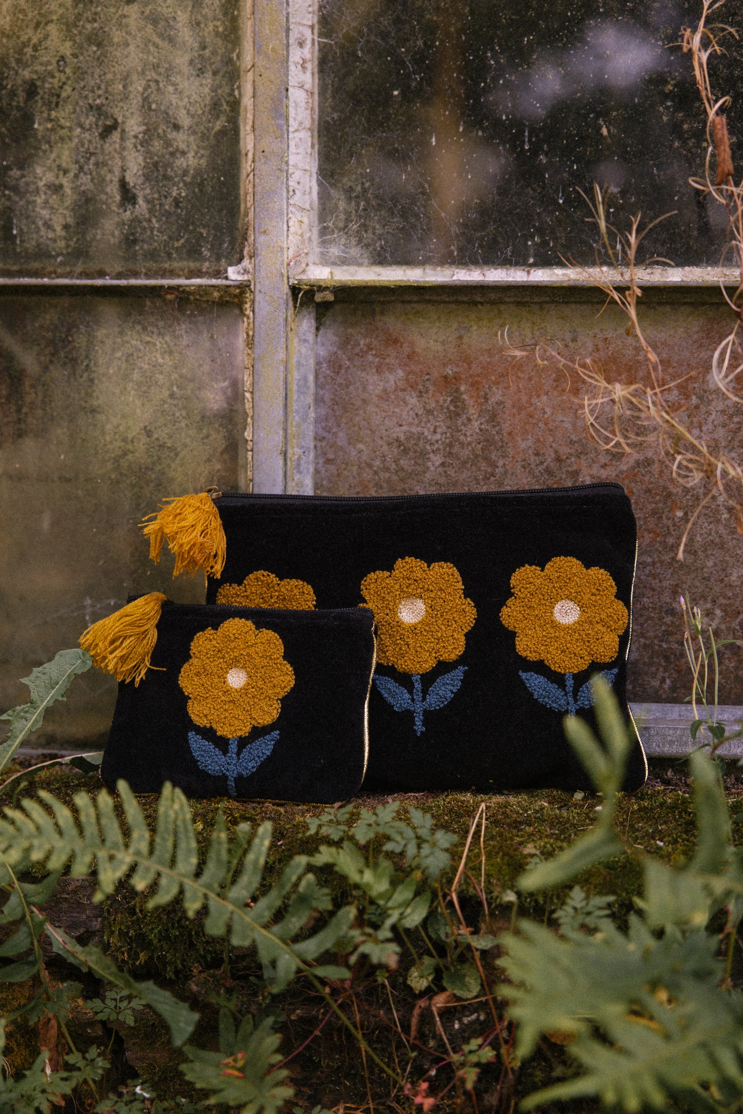 Velvet Single Flower Pouch in Black